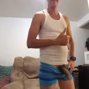 FLACO CUBANO SOLTERO, Y CON BUENA PINGA, BUSCA MUJER A QUIEN COMPLACER.