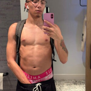 Soy Cristopher dispuesto a complacerte en todo papi estoy disponible la 24 hora