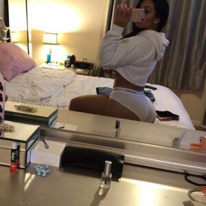 Soy una chica muy linda y tambien muy limpia me gusta oler bien rico